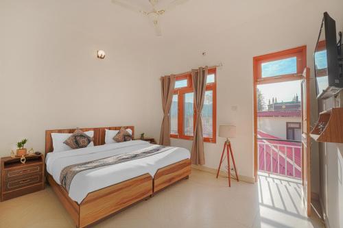 a bedroom with a bed and a balcony at Bir Downtown in Bīr