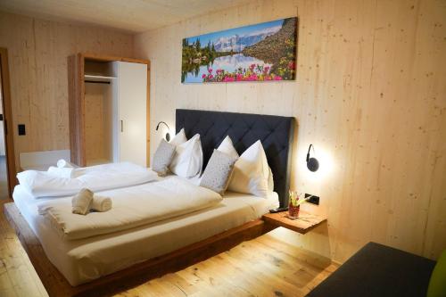 a bedroom with a large white bed in a room at Urlaub im Denkmal in Gröbming