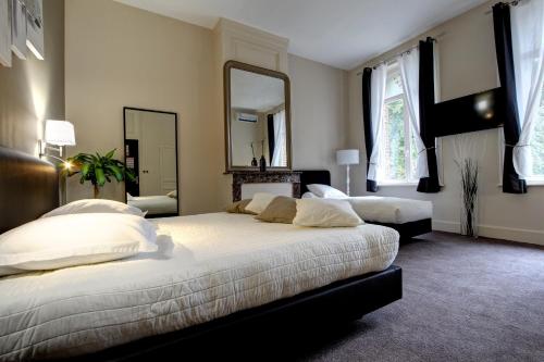 Posteľ alebo postele v izbe v ubytovaní Logis Manoir de Fourcy