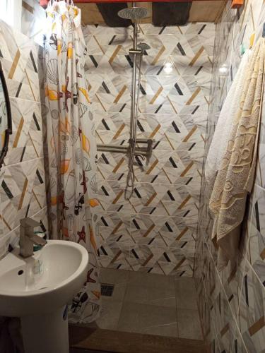 a bathroom with a sink and a toilet in it at Гірська яфина in Myta