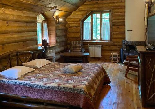 RokytneにあるLisotelの丸太小屋のベッドのある寝室