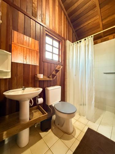 a bathroom with a toilet and a sink at Pousada Sabiá in Brotas