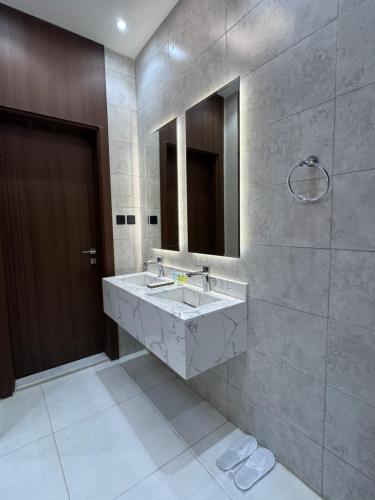 a bathroom with a sink and a mirror at دار مسك الفندقية in Medina