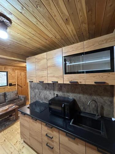 a kitchen with a sink and a microwave at Garnu Maran in Garni