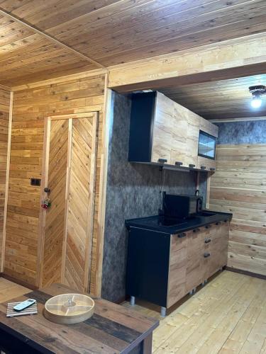 a kitchen with a counter and a stove in a room at Garnu Maran in Garni