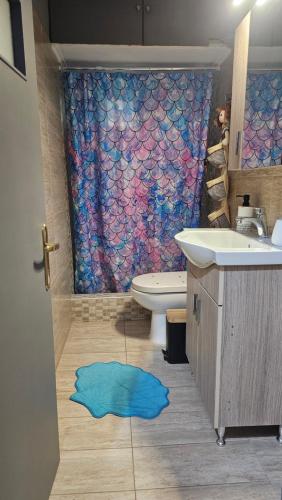 a bathroom with a toilet and a sink at Mermaid house in Drama