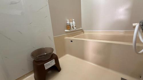 a bathroom with a trash can next to a bath tub at SECONDHOUSE WINTER - Vacation STAY 24982v in Kita-hamachō