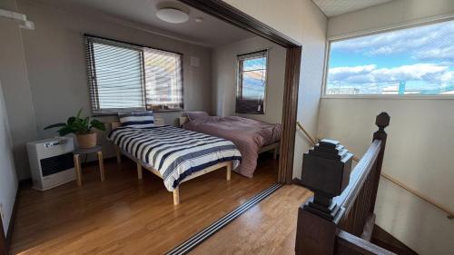 a small bedroom with a bed and a window at SECONDHOUSE WINTER - Vacation STAY 24982v in Kita-hamachō
