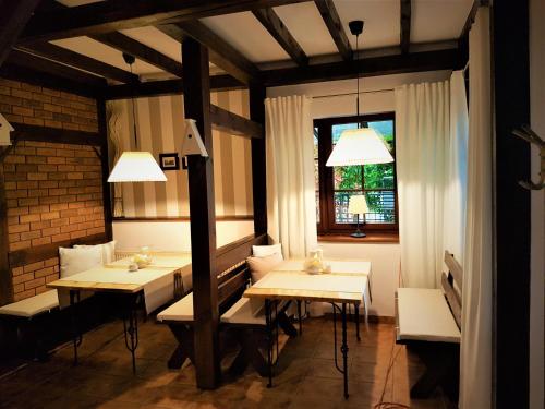 una sala da pranzo con due tavoli e una finestra di Hotel Restauracja Małopolska a Jasło