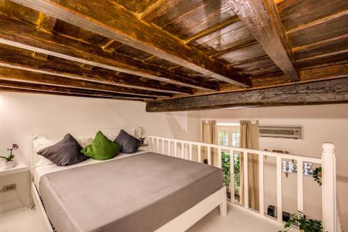 ローマにあるMalpasso Suiteの木製の天井が特徴のベッドルーム1室(ベッド1台付)