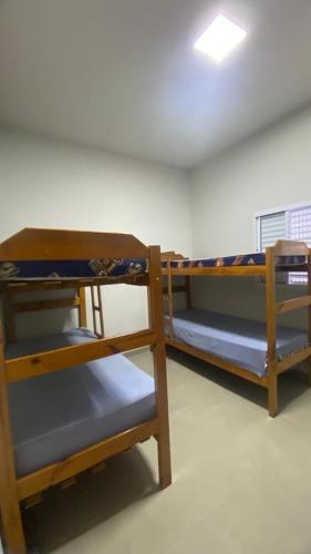 a room with two bunk beds in a room at Casa da Clau in Olímpia