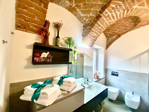 a bathroom with a sink and a toilet at Casa da Charlie in Busca
