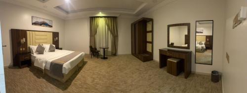 a hotel room with a bed and a mirror at براون هاوس للشقق المخدومة in Quai