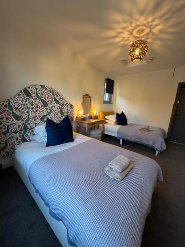 ein Hotelzimmer mit zwei Betten und einem Kronleuchter in der Unterkunft CloudZen in Kent