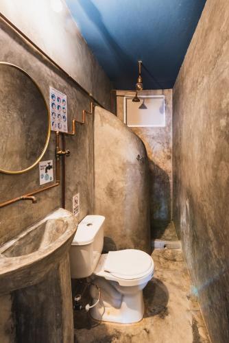 a dirty bathroom with a toilet and a sink at Rio Elemento Minca in Santa Marta