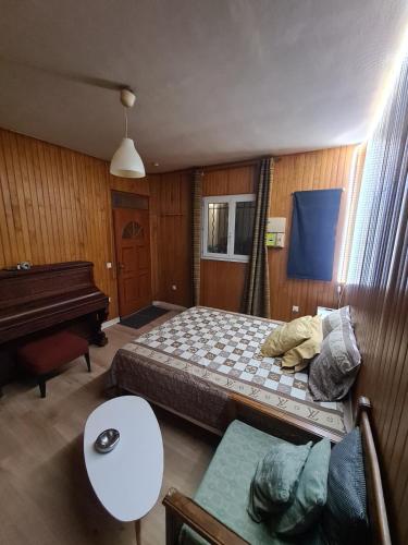 Quiet studio ideal for couples