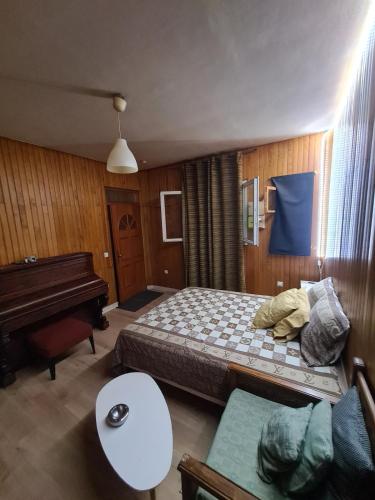 Quiet studio ideal for couples