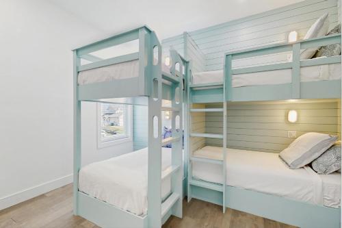 a bunk bed room with two bunk beds at Tortuga Palms in Rockport