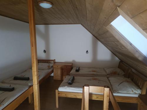 a room with two bunk beds and a window at Vinný sklípek u Dědy in Hrušky