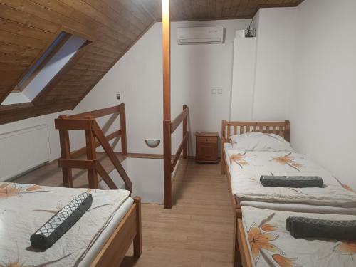 a room with two bunk beds and a window at Vinný sklípek u Dědy in Hrušky