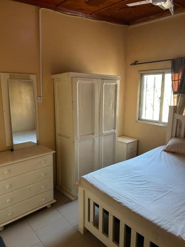 En eller flere senge i et værelse på Room 4