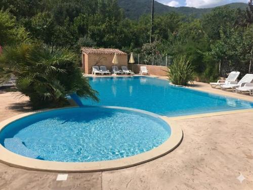 Chalet Ardèche climatisé piscine, proche rivière