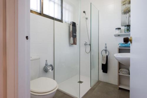 a bathroom with a toilet and a sink at Casa TINA in A Guarda