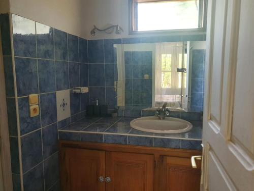 un bagno con lavandino e specchio di villa de standing a Nianing