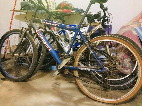 Hay dos bicicletas aparcadas una al lado de la otra. en villa de standing, en Nianing