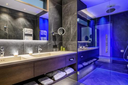 a bathroom with two sinks and a shower at FAYN garden retreat hotel in Lagundo