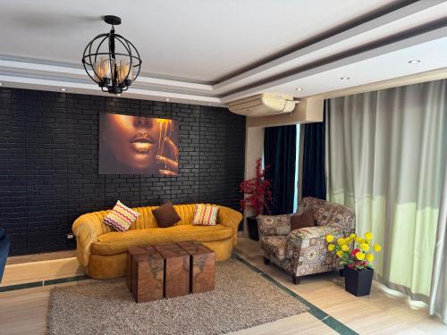 Stylish 3BR Apartment - Large Balcony - Nile View