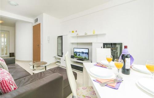 a living room with a couch and a table with wine glasses at Beautiful Apartment In Brela With Wifi in Brela