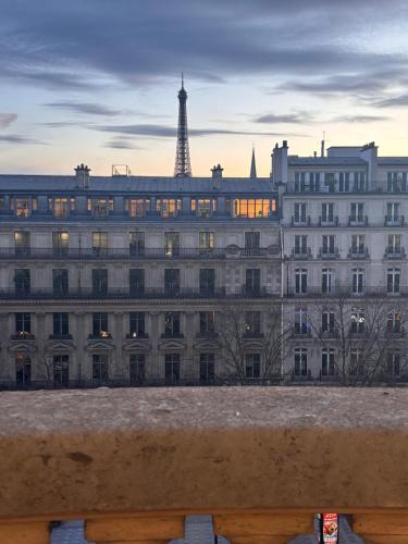 Magnifique Studio Champs Elysees Vue Tour Eiffel et Arc de Triomphe