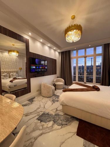 Magnifique Studio Champs Elysees Vue Tour Eiffel et Arc de Triomphe