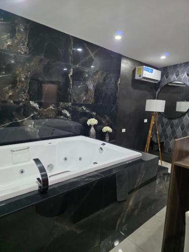 ein Badezimmer mit einer weißen Badewanne in einem Zimmer in der Unterkunft Cataleya red in La Coyotera