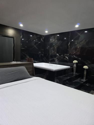ein Schlafzimmer mit einem Bett und einer schwarzen Wand in der Unterkunft Cataleya red in La Coyotera