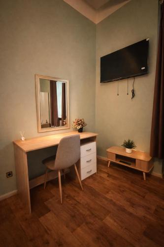 a room with a desk with a chair and a mirror at Halbinsel am See in Blieskastel