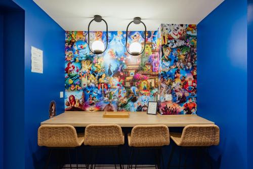 a table in a room with a wall with a curtain at Disney, Marvel et Star Wars - Proche de Disneyland in Lagny