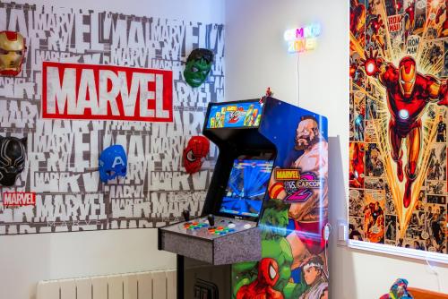 a room with a marvel arcade game in front of a wall at Disney, Marvel et Star Wars - Proche de Disneyland in Lagny