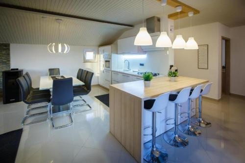 Family-friendly apartments with swimming pool Palit, Rab - 24995