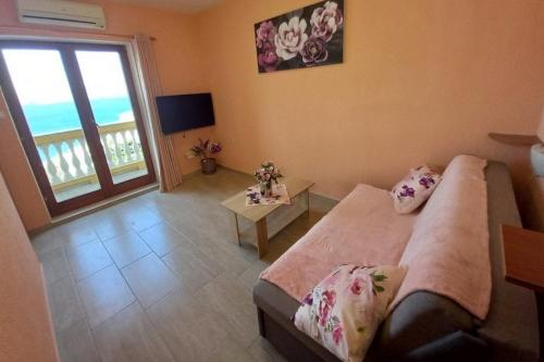 Apartments with parking space Senj - 25225