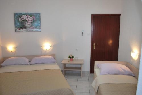 Apartments with parking space Senj - 25225