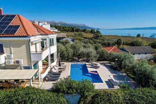 Family friendly house with a swimming pool Split - 25280