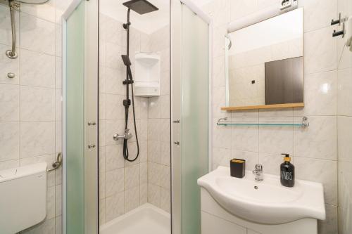 Apartments with parking space Crikvenica - 25306