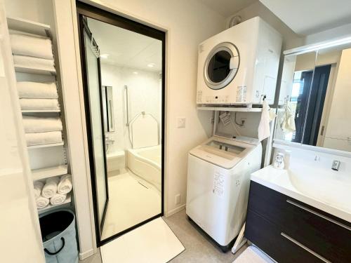 a small bathroom with a washer and dryer at Akikawa Koshi 1 プレミアム鉄骨 一棟貸切ヴィラ in Yuge