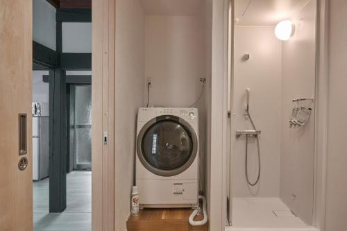 a washing machine in a bathroom with a shower at 甘口派room in Obanazawa
