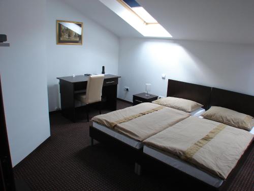 Un pat sau paturi într-o cameră la Rooms Levicki