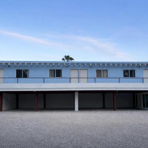 a large white building with a large roof at Hospedaje Suites Aeropuerto Villahermosa in Villahermosa