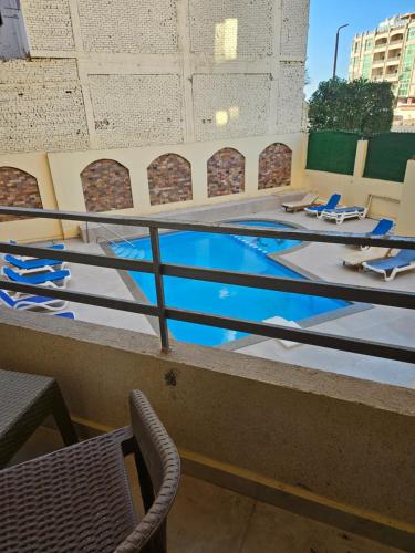 Quiet Apartment for 4, Pool View Balcony, 3 Min from Beach