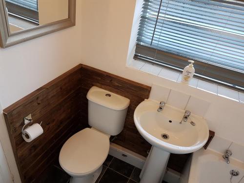 uma pequena casa de banho com WC e lavatório em Sea Glass Cottage em Sunderland